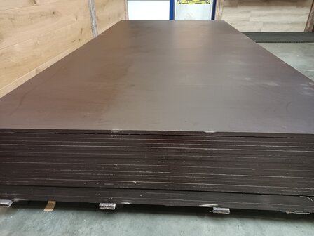 BETONPLEX 18MM EUCALYPTUS 153X305 CM VLAK