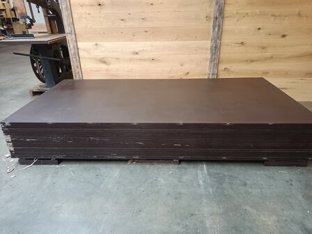 BETONPLEX 18MM EUCALYPTUS 153X305 CM VLAK