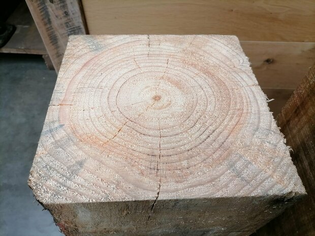 04. 30X30CM 100CM HOOG RADIATA PINE